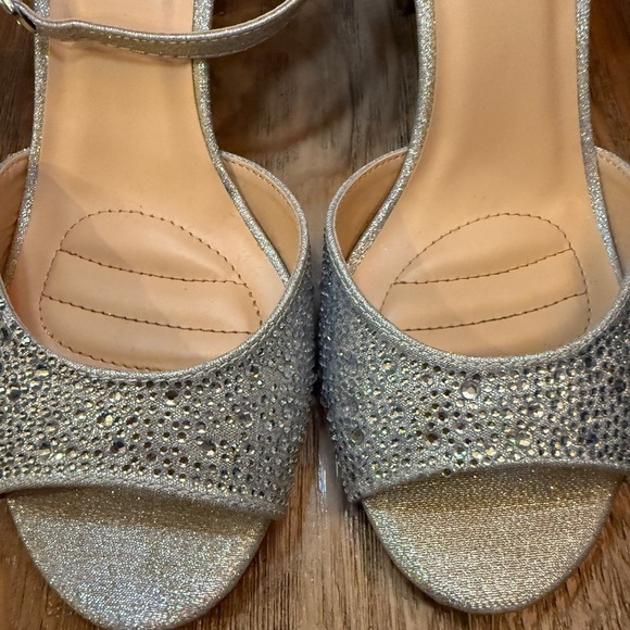 Badgley Mischka Silver Heels with Adjustable Ankle Strap see all pics ☑️ - Picture 3 of 5